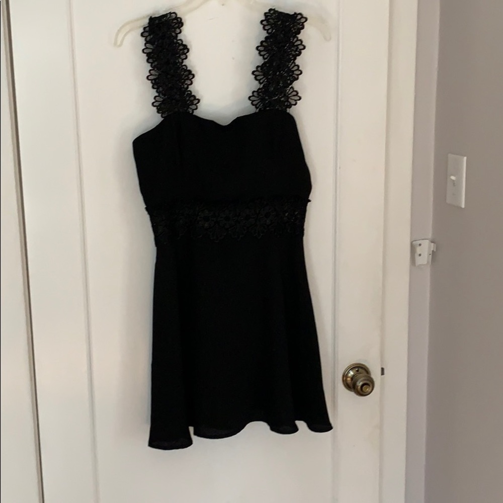 Lulu’s black dress